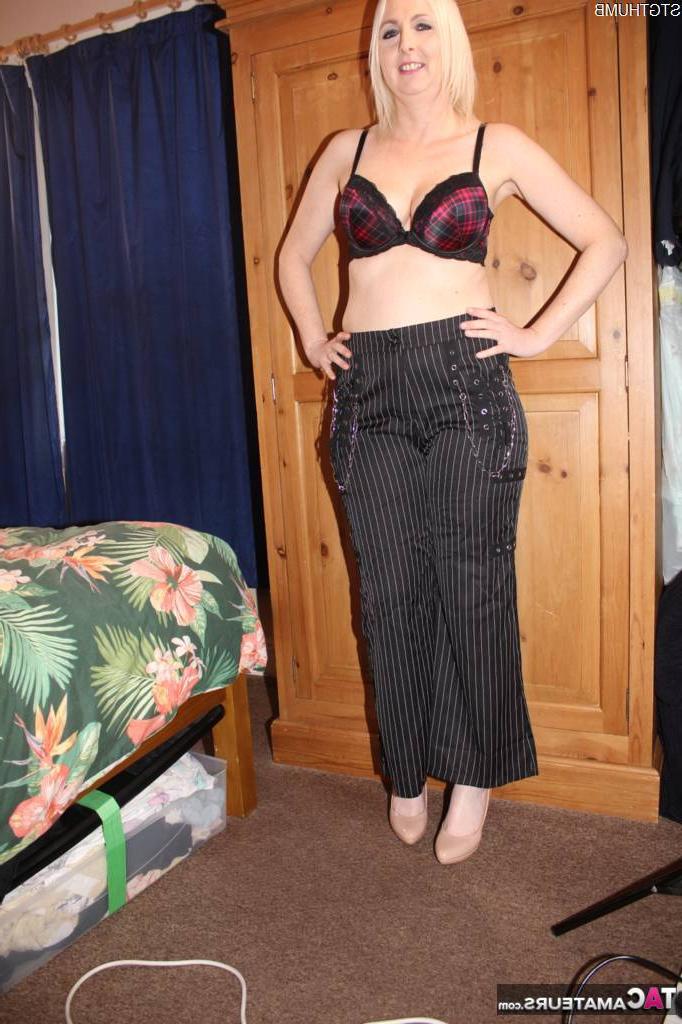 16P La rubia británica Tracey Lain se desnuda antes de tener sexo POV en una cama