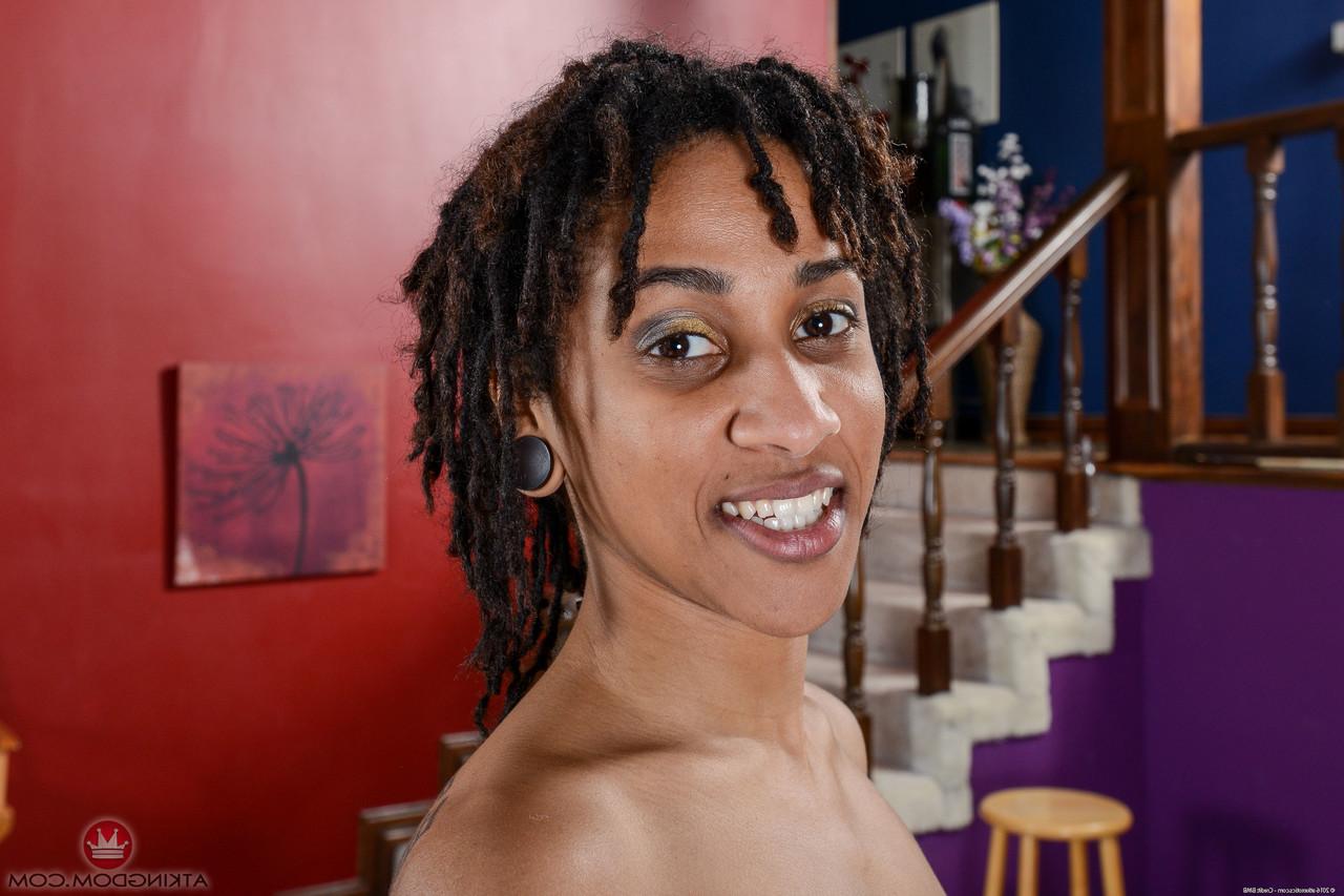 17P Mulher negra peluda Indie Cass agarra a bunda para espalhar a buceta