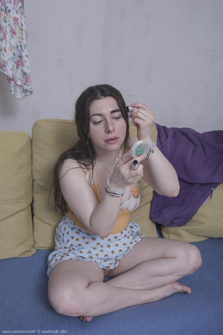 20P La amateur rusa Ally Breelsen hace alarde de sus grandes tetas y se frota el chocho peludo