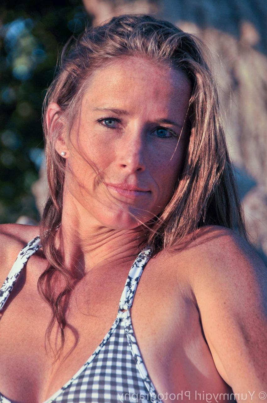 20P Hot MILF Sofie Marie mostra sua buceta raspada enquanto provoca em um biquíni ao ar livre
