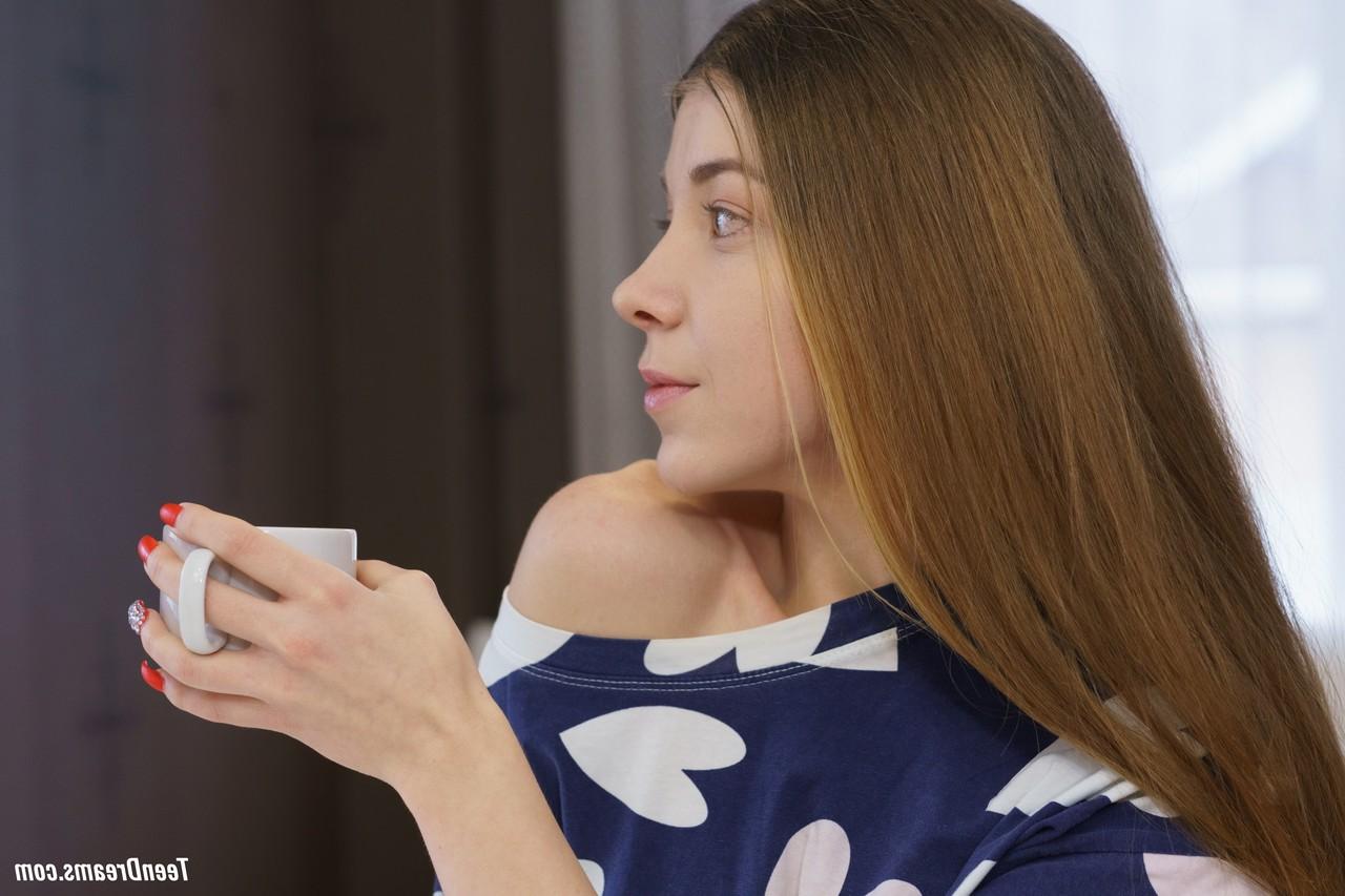 20P La séduisante jeune Alina Cox exhibe ses jolis seins dans un strip-tease sexy.