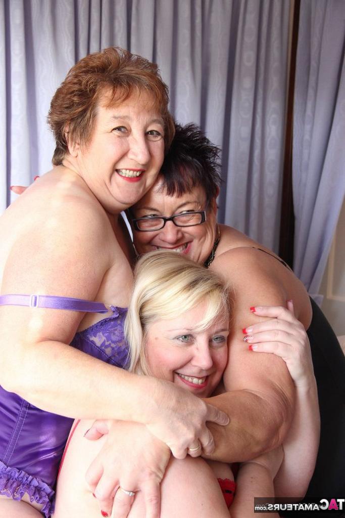 20P Maduro BBW Kinky Carol tem um trio lésbico com algumas amigas