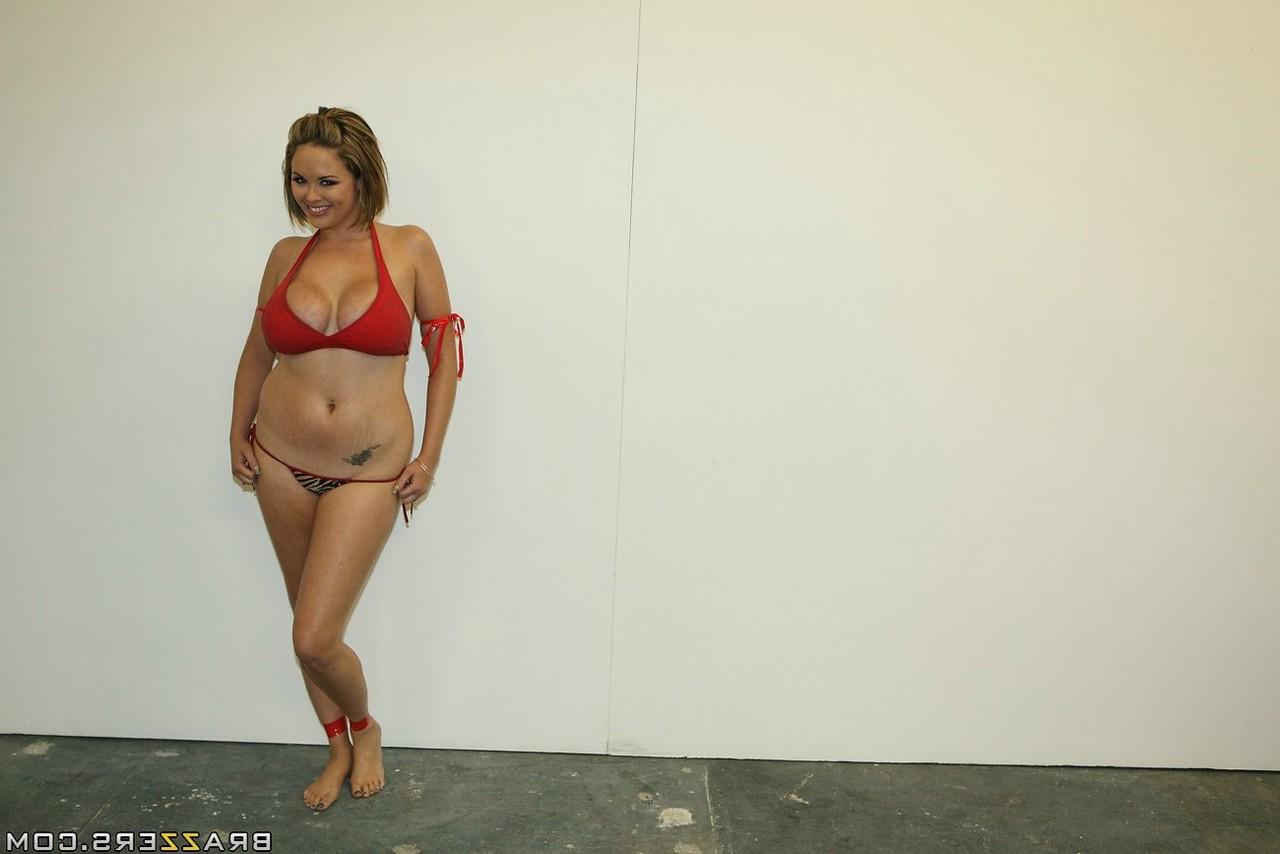 14P Die amerikanische Wrestling-Championin Katie Kox posiert in ihrem winzigen Bikini