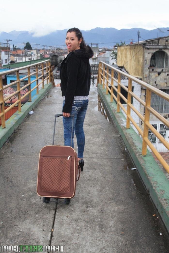 17P Das ganz natürliche Touristenbaby Aico Lombana enthüllt nach der Abholung ihre kleinen Titten