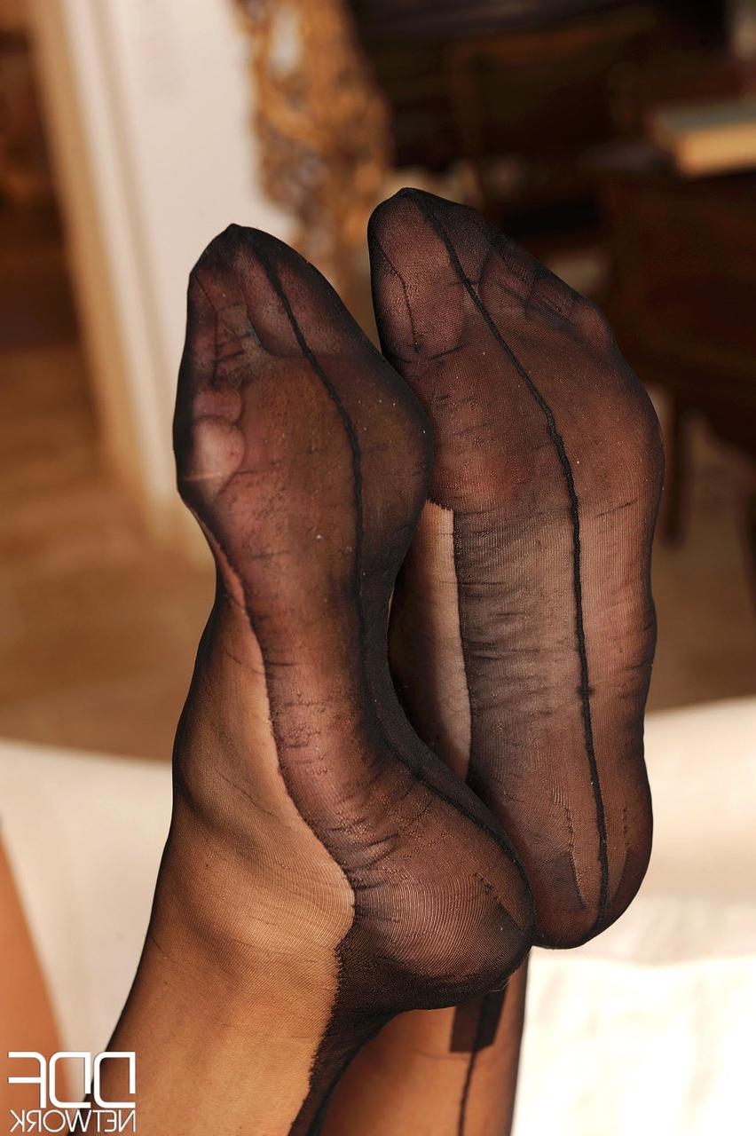 20P Die sexy MILF Rebecca Jessop entblößt ihre heißen Kurven in ihren Dessous