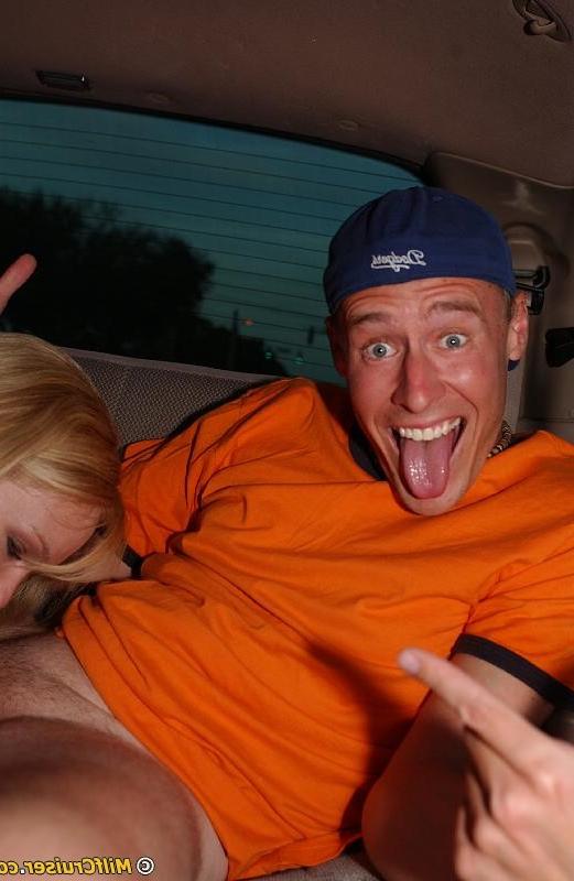 16P Die lüsterne blonde Puma stellt auf dem Rücksitz ihre Blowjob-Fähigkeiten zur Schau