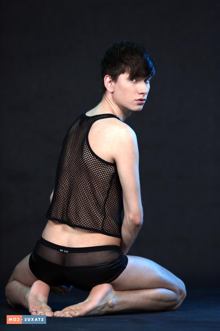 20P Los gays calientes Benjamin Dunn y Yuri Adamov se desnudan y se montan el uno al otro