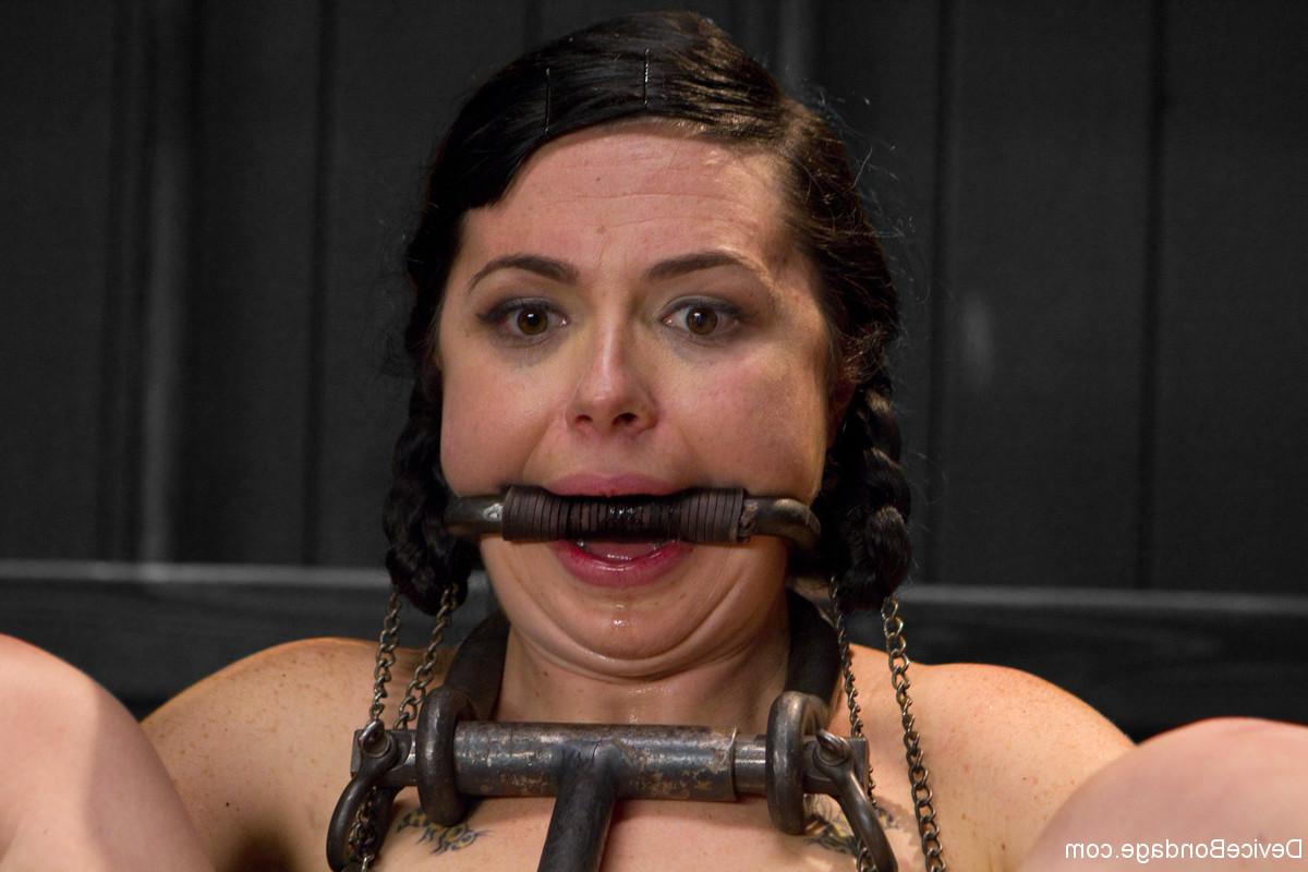 20P Brunette babe Siouxsie Q gets punished with a vibrator in metal bondage