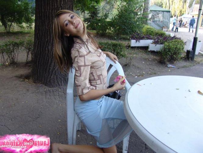 15P Linda chica adolescente camina comiendo comida y mostrando sin bragas