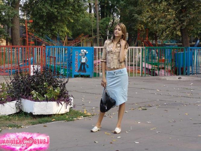 15P Linda chica adolescente camina comiendo comida y mostrando sin bragas