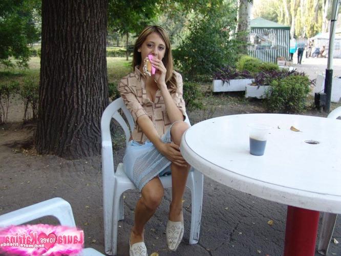 15P Linda chica adolescente camina comiendo comida y mostrando sin bragas