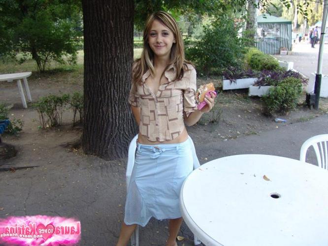 15P Linda chica adolescente camina comiendo comida y mostrando sin bragas