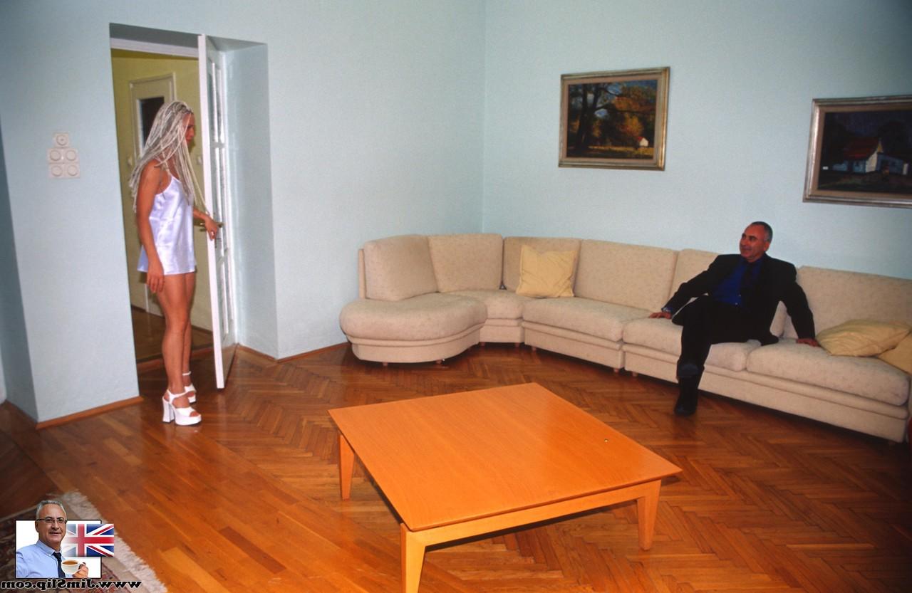 14P La impresionante jovencita Kyra chupa una polla y es follada por un hombre mayor