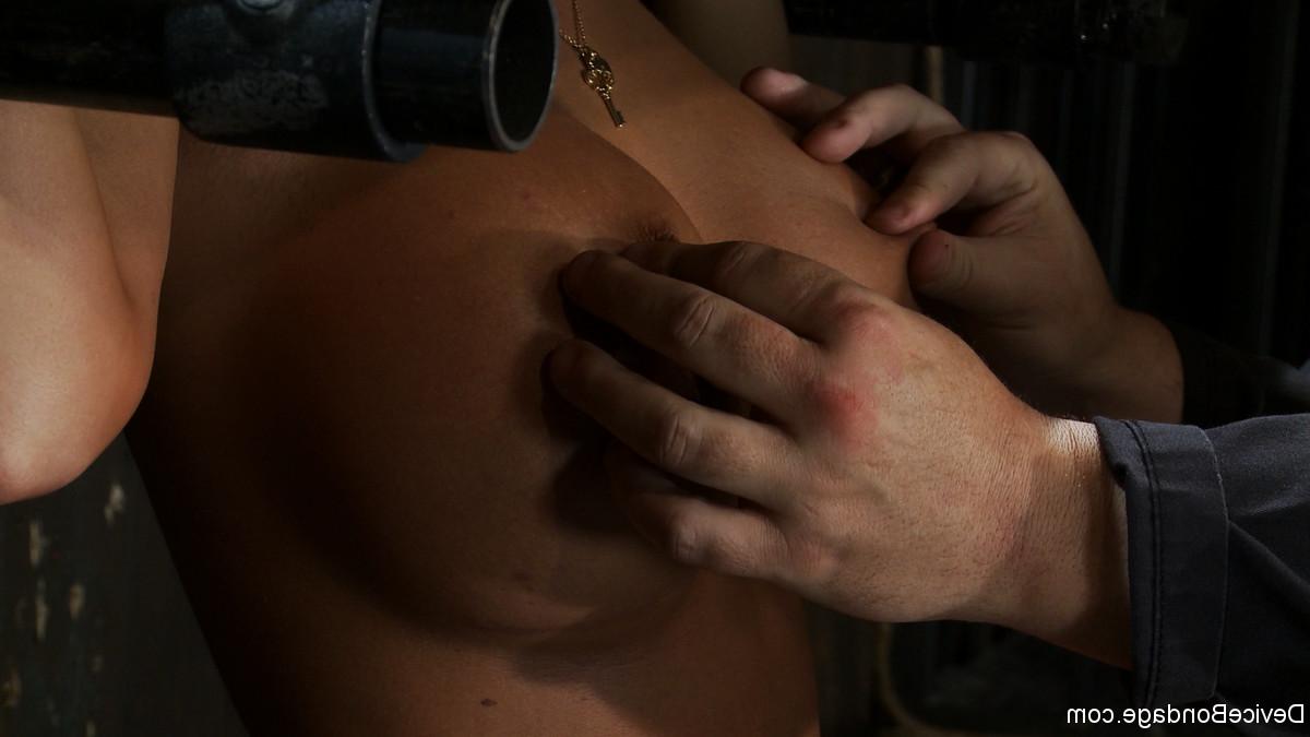 17P A mulher peituda Richelle Ryan monta um Sybian enquanto está presa a uma parede