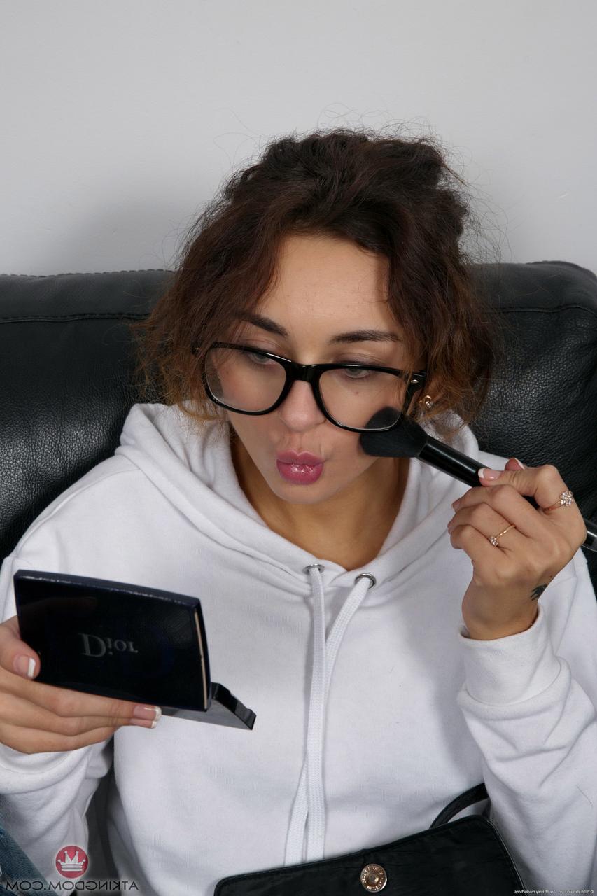 20P La pequeña joven amateur con gafas dominika se desnuda y se frota el coño peludo