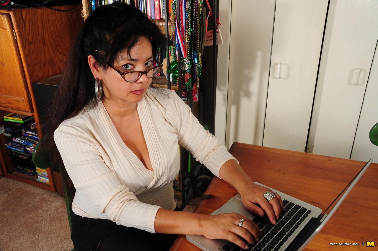 16P Ama de casa asiática-americana madura expone sus grandes tetas y su culo en casa