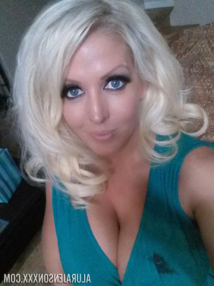 12P Loira platinada Alura Jenson expondo peitos grandes para selfie