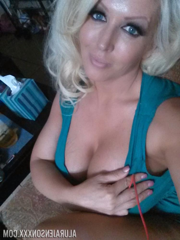 12P Loira platinada Alura Jenson expondo peitos grandes para selfie