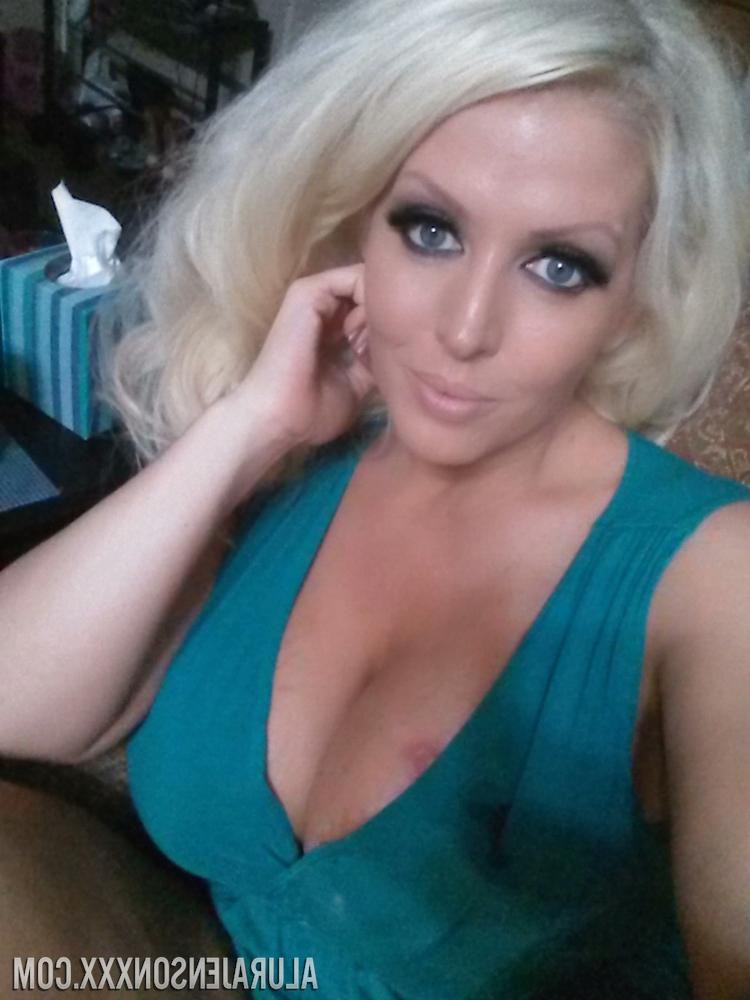 12P Loira platinada Alura Jenson expondo peitos grandes para selfie