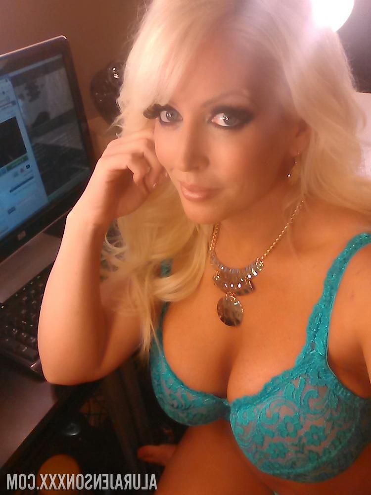 12P Loira platinada Alura Jenson expondo peitos grandes para selfie