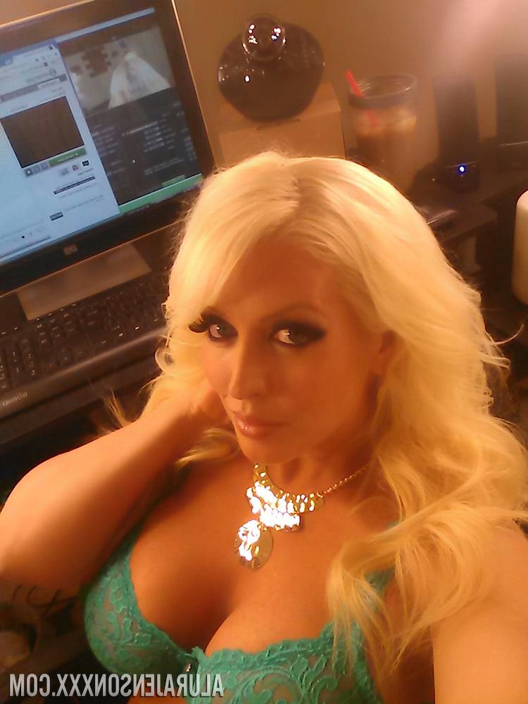 12P Loira platinada Alura Jenson expondo peitos grandes para selfie
