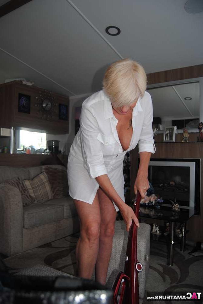 19P Middle-aged amateur Dimonty wears no underwear while vacuuming before modeling