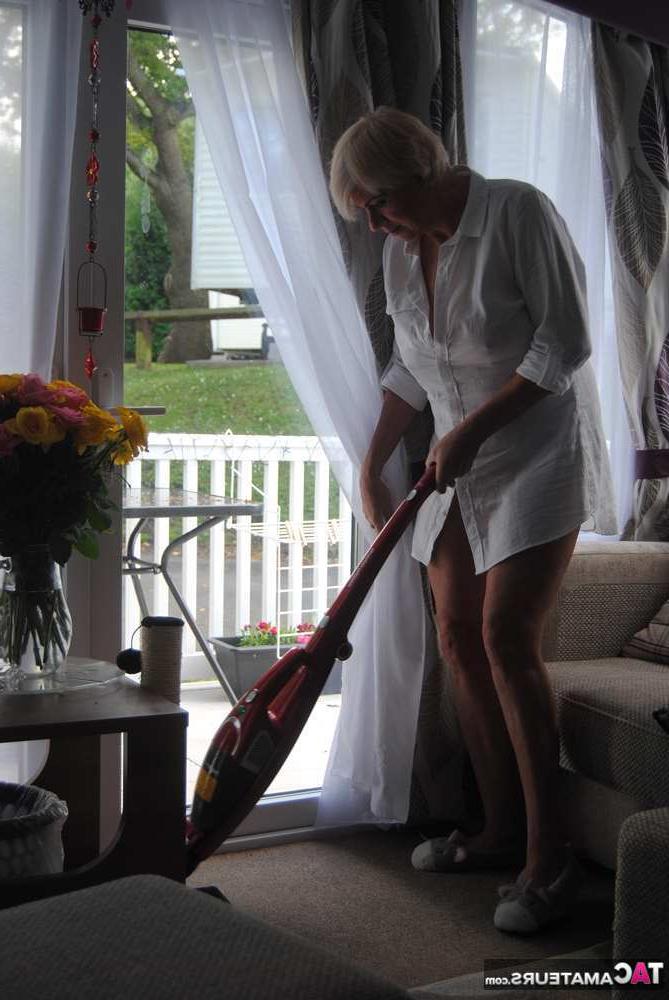 19P Middle-aged amateur Dimonty wears no underwear while vacuuming before modeling