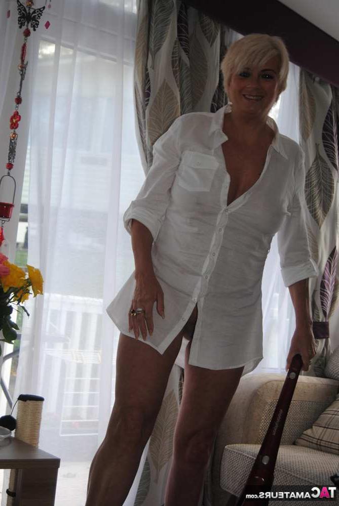 19P Middle-aged amateur Dimonty wears no underwear while vacuuming before modeling