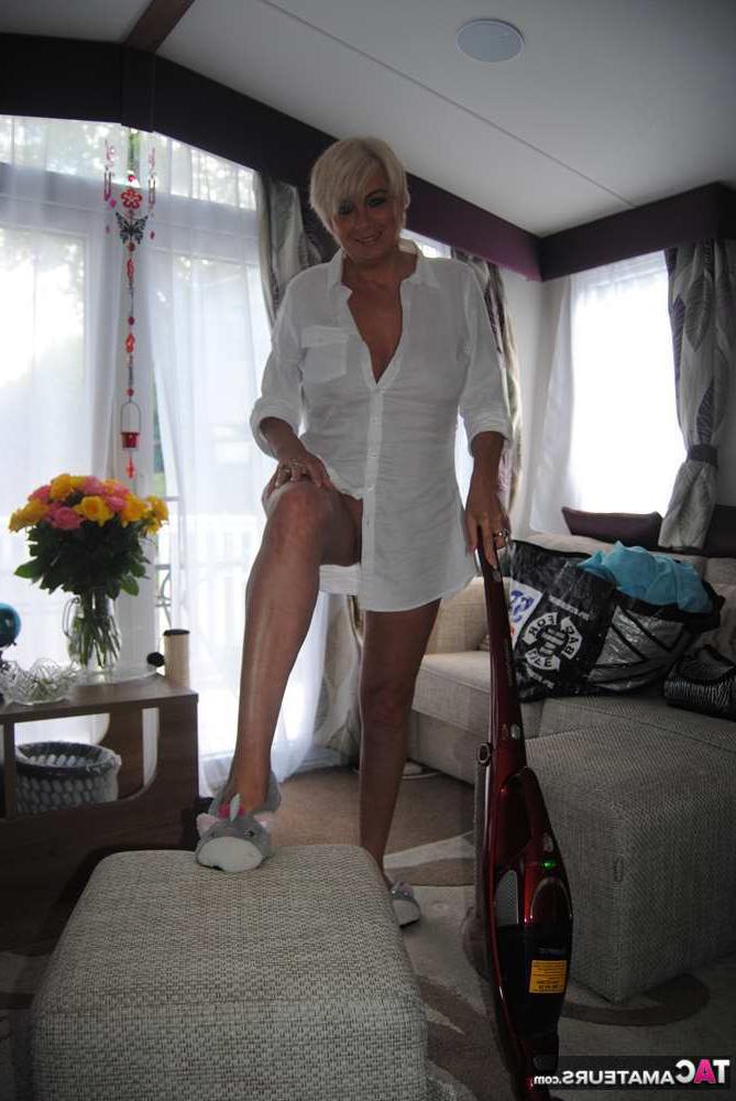19P Middle-aged amateur Dimonty wears no underwear while vacuuming before modeling