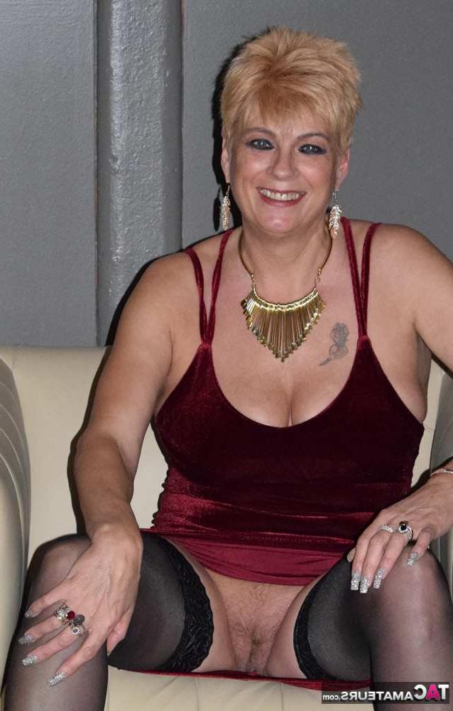 19P Middle-aged amateur Dimonty wears no underwear while vacuuming before modeling