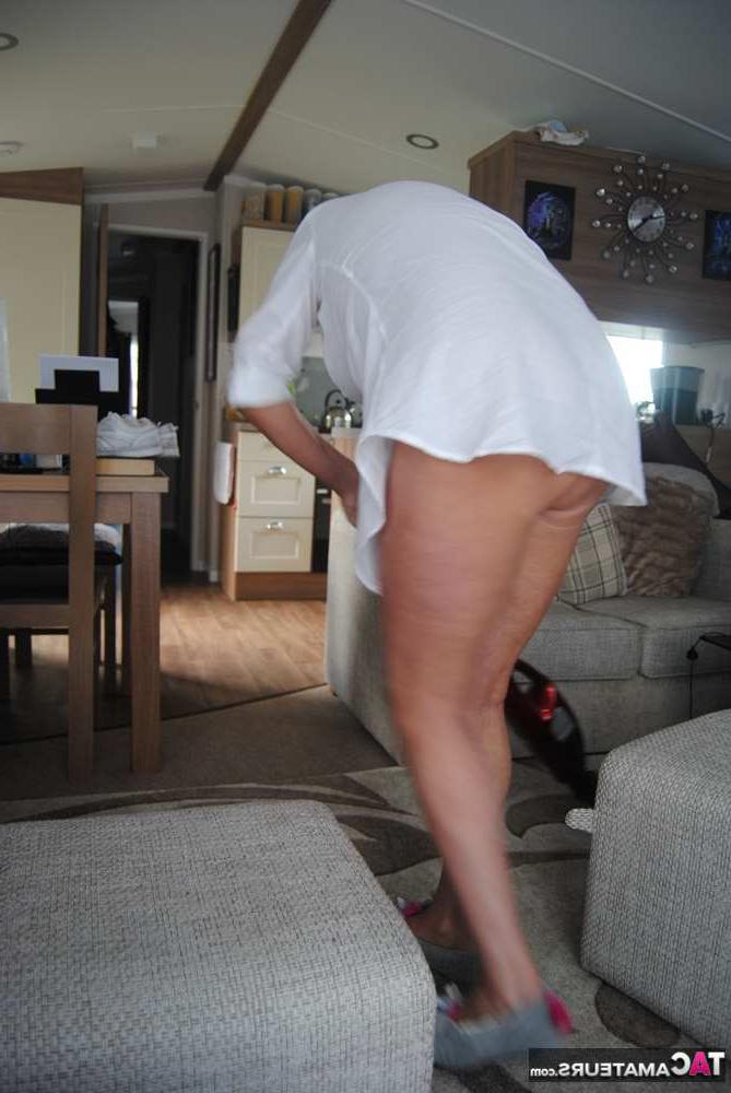 19P Middle-aged amateur Dimonty wears no underwear while vacuuming before modeling