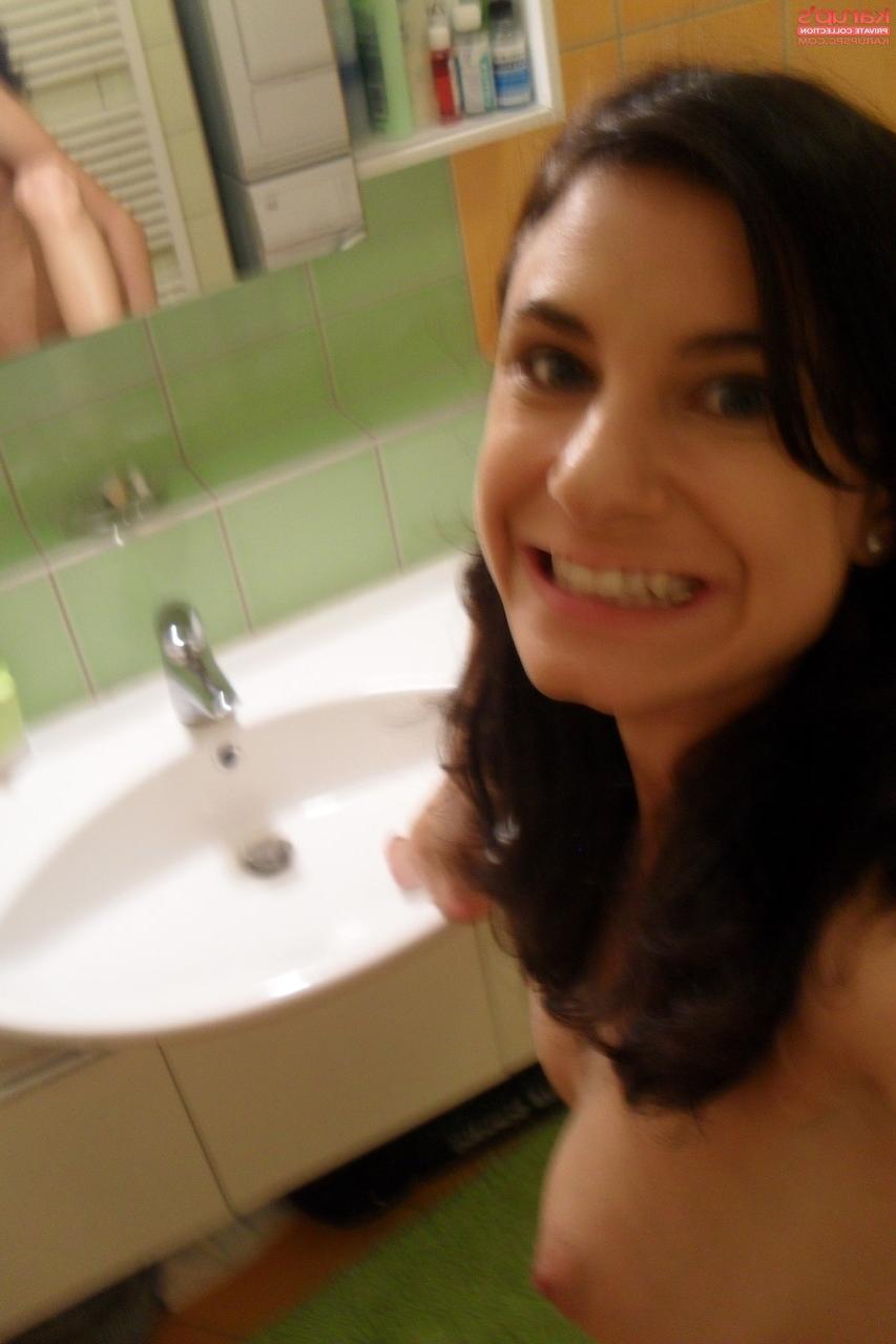 20P Sweet Rendy Gold muestra sus tetas perfectas y las acaricia frente al espejo
