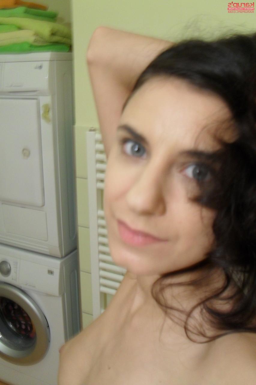 20P Sweet Rendy Gold muestra sus tetas perfectas y las acaricia frente al espejo