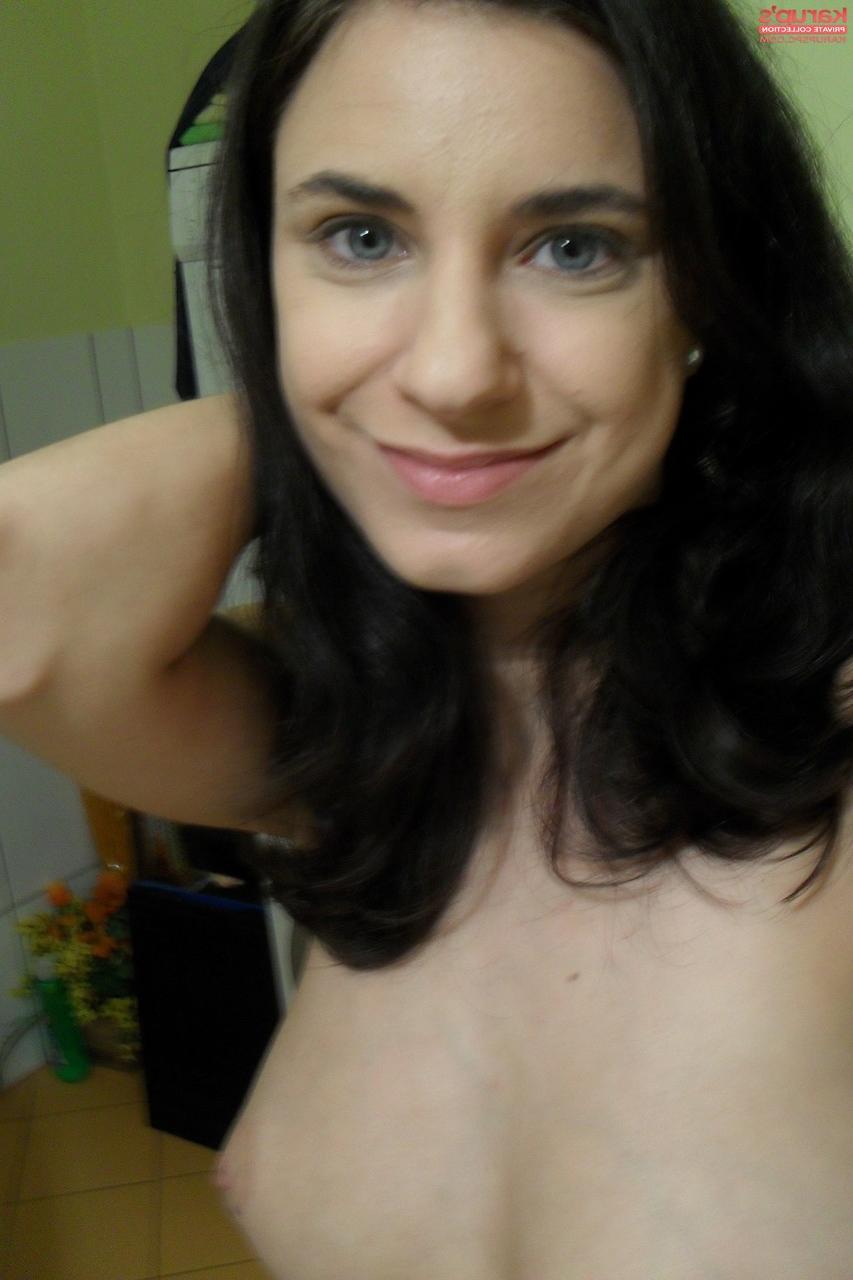 20P Sweet Rendy Gold muestra sus tetas perfectas y las acaricia frente al espejo
