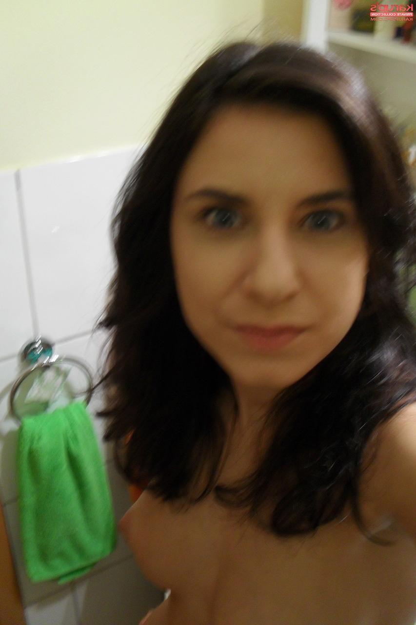 20P Sweet Rendy Gold muestra sus tetas perfectas y las acaricia frente al espejo