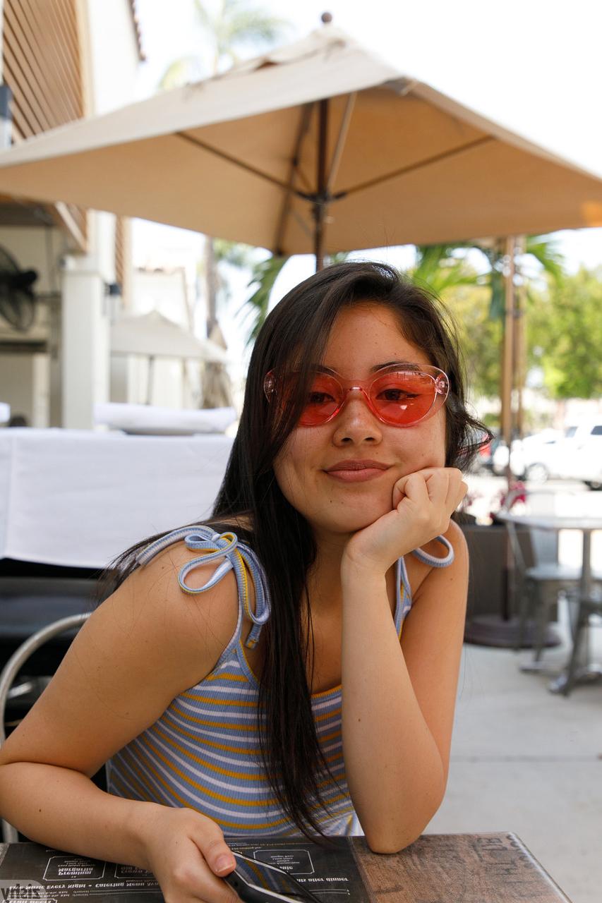 12P Morena amadora Lolita Minh mostra seus peitos antes de se despir