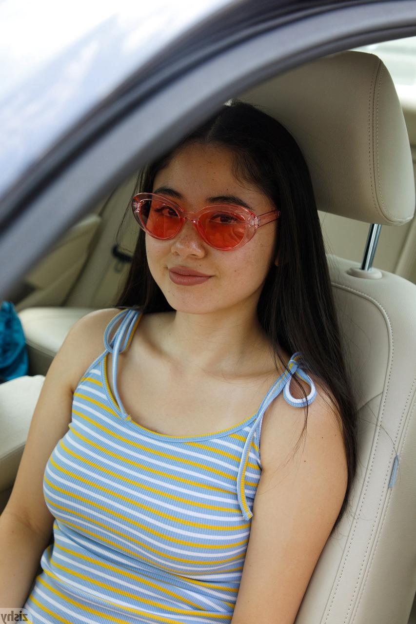 12P Morena amadora Lolita Minh mostra seus peitos antes de se despir