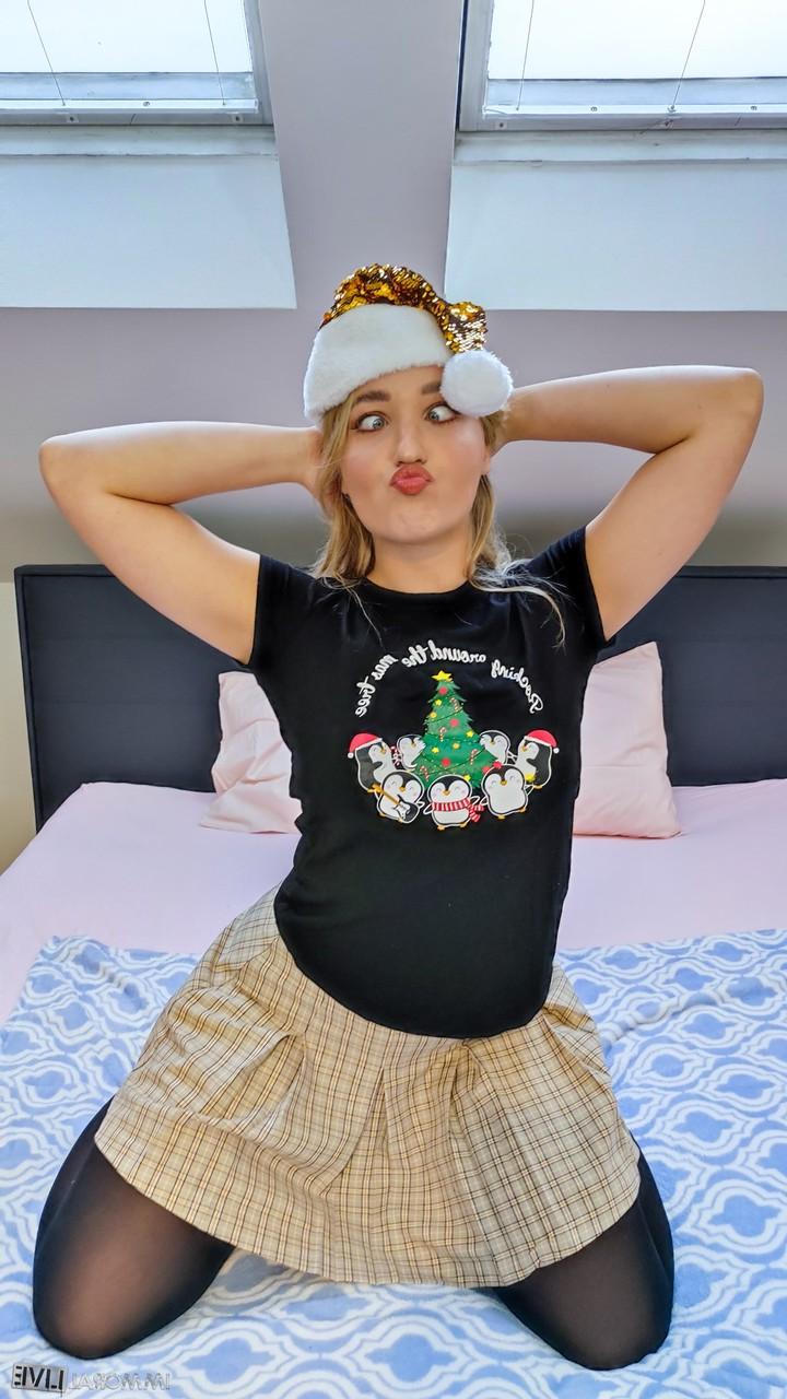 20P La jeune Emma Rosie montre ses gros fesses avant de se faire baiser par son beau-père.