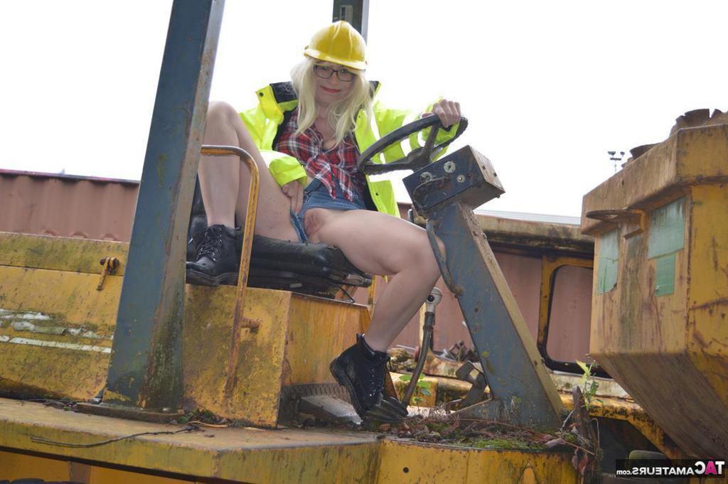 20P La madura amateur Barby Slut se expone con equipo pesado en un lugar de trabajo