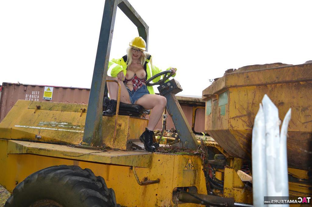 20P La madura amateur Barby Slut se expone con equipo pesado en un lugar de trabajo