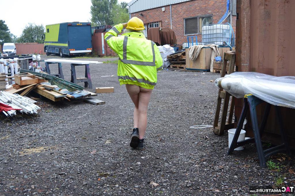 20P La madura amateur Barby Slut se expone con equipo pesado en un lugar de trabajo