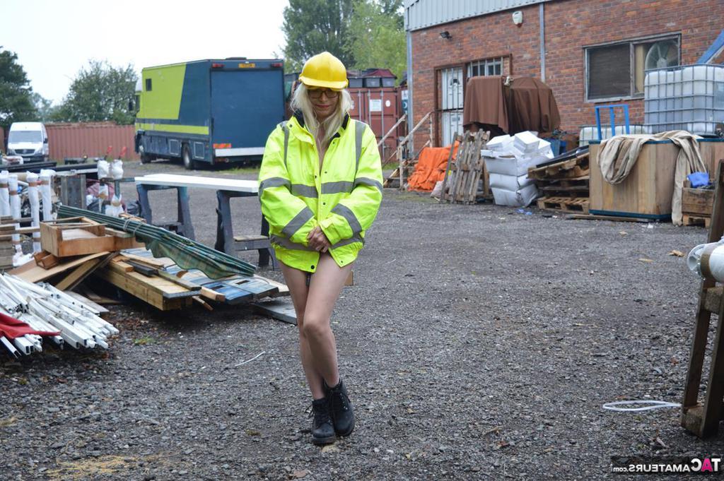 20P La madura amateur Barby Slut se expone con equipo pesado en un lugar de trabajo