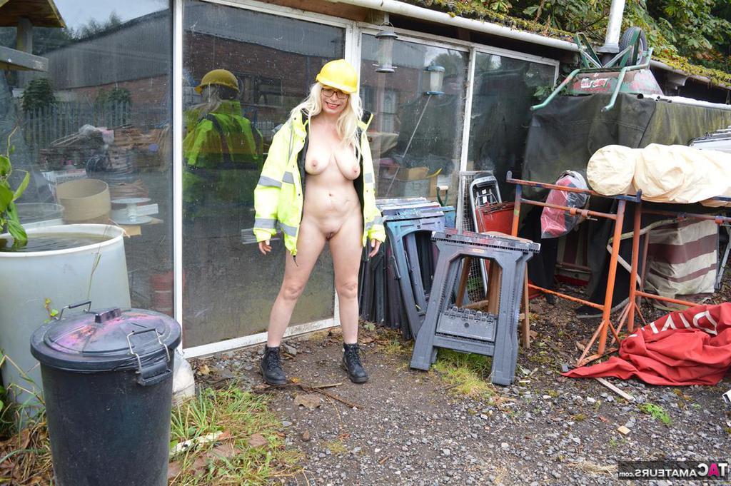 20P La madura amateur Barby Slut se expone con equipo pesado en un lugar de trabajo