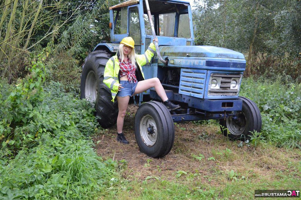 20P La madura amateur Barby Slut se expone con equipo pesado en un lugar de trabajo