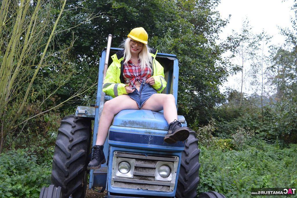 20P La madura amateur Barby Slut se expone con equipo pesado en un lugar de trabajo
