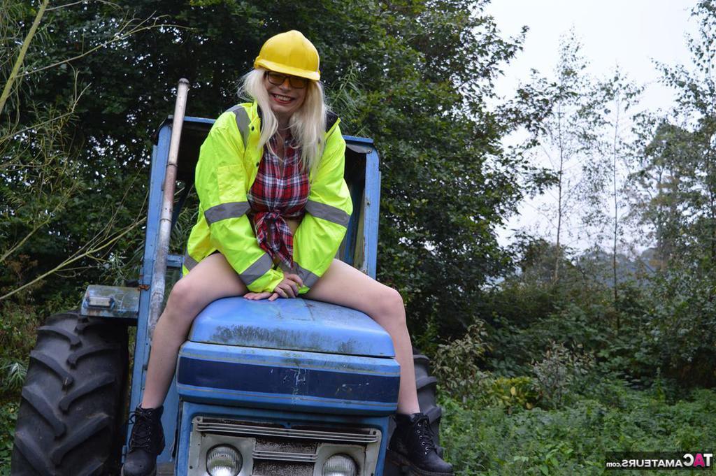 20P La madura amateur Barby Slut se expone con equipo pesado en un lugar de trabajo