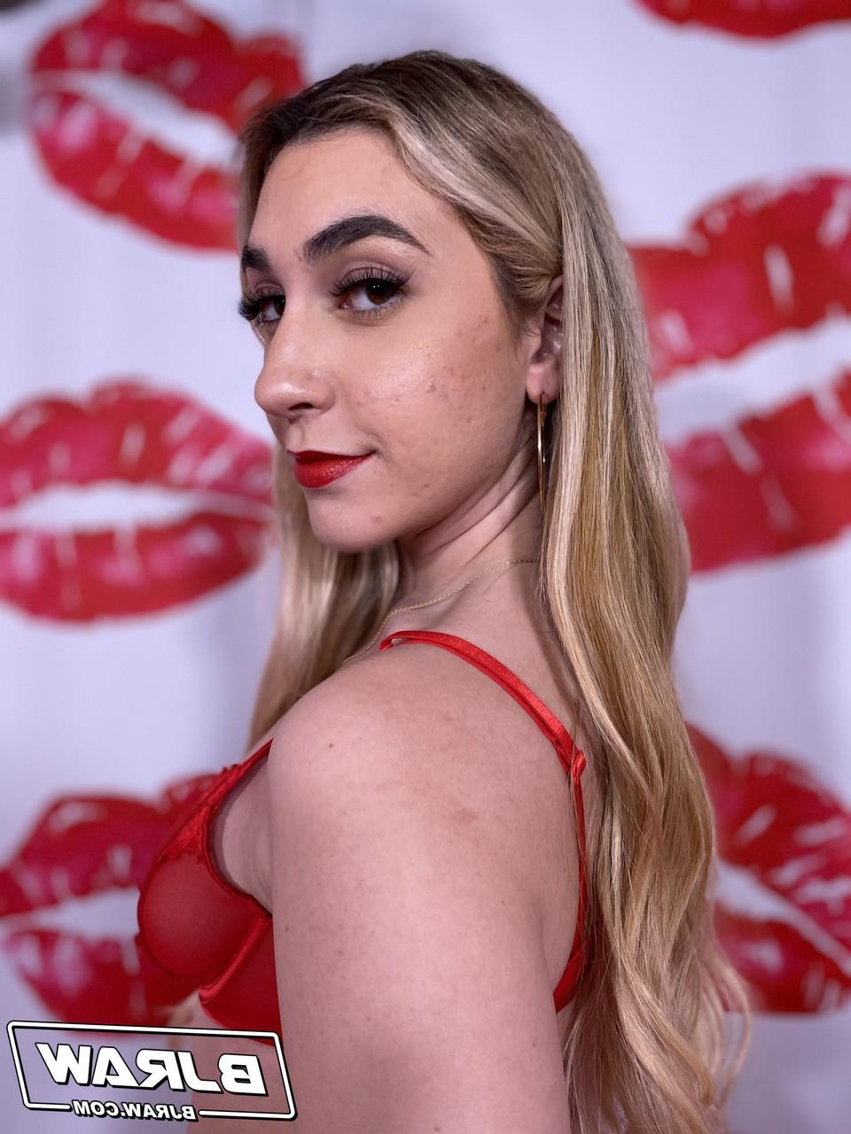 20P Rubia sexy Lexi Grey se burla en lencería roja y chupa una pelota en POV BJ