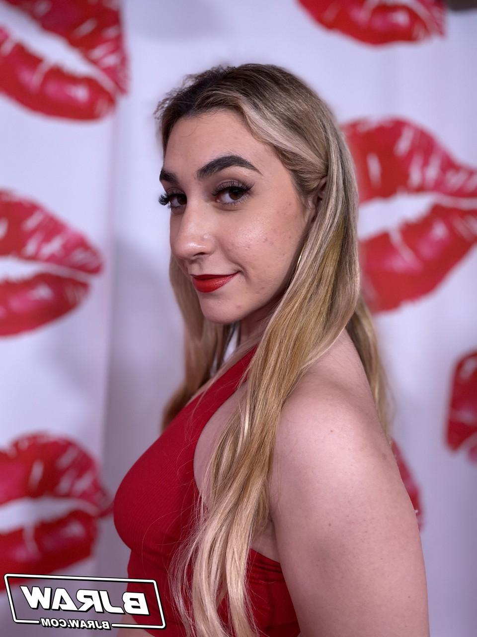 20P Rubia sexy Lexi Grey se burla en lencería roja y chupa una pelota en POV BJ