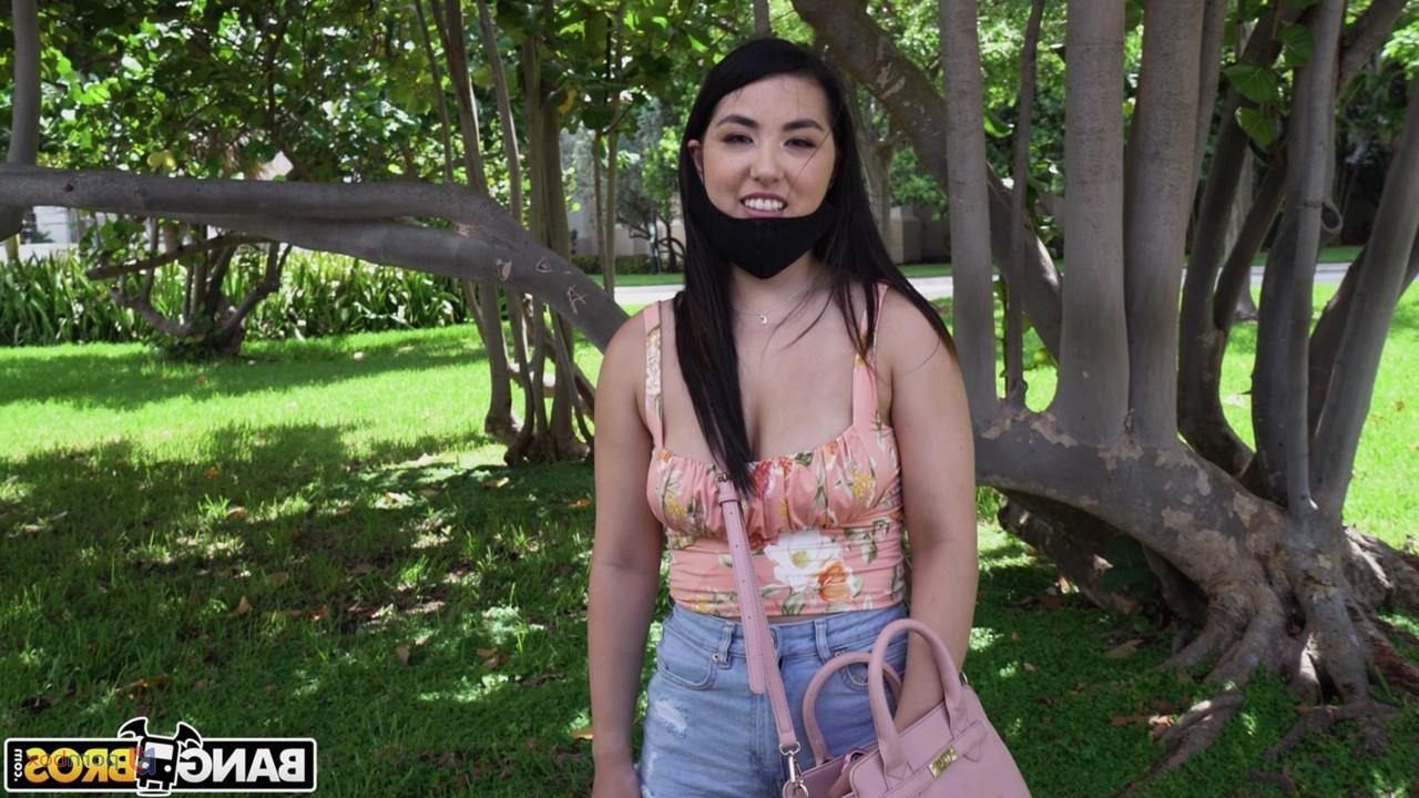 20P Linda adolescente asiática com um grande saque Mina Moon expõe seus peitos grandes antes do sexo na van