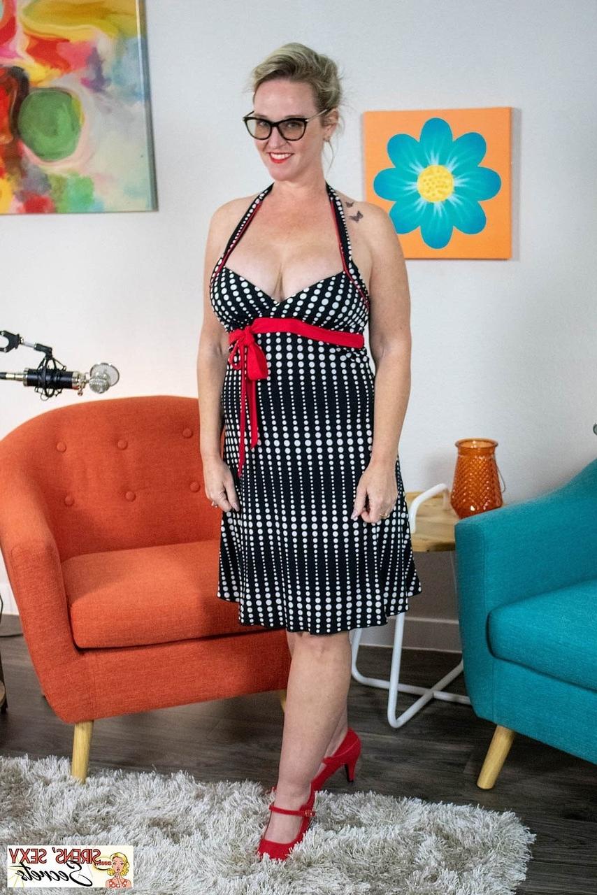 16P A dona de casa excitada Dee Siren revela sua bunda suculenta e posa de salto vermelho